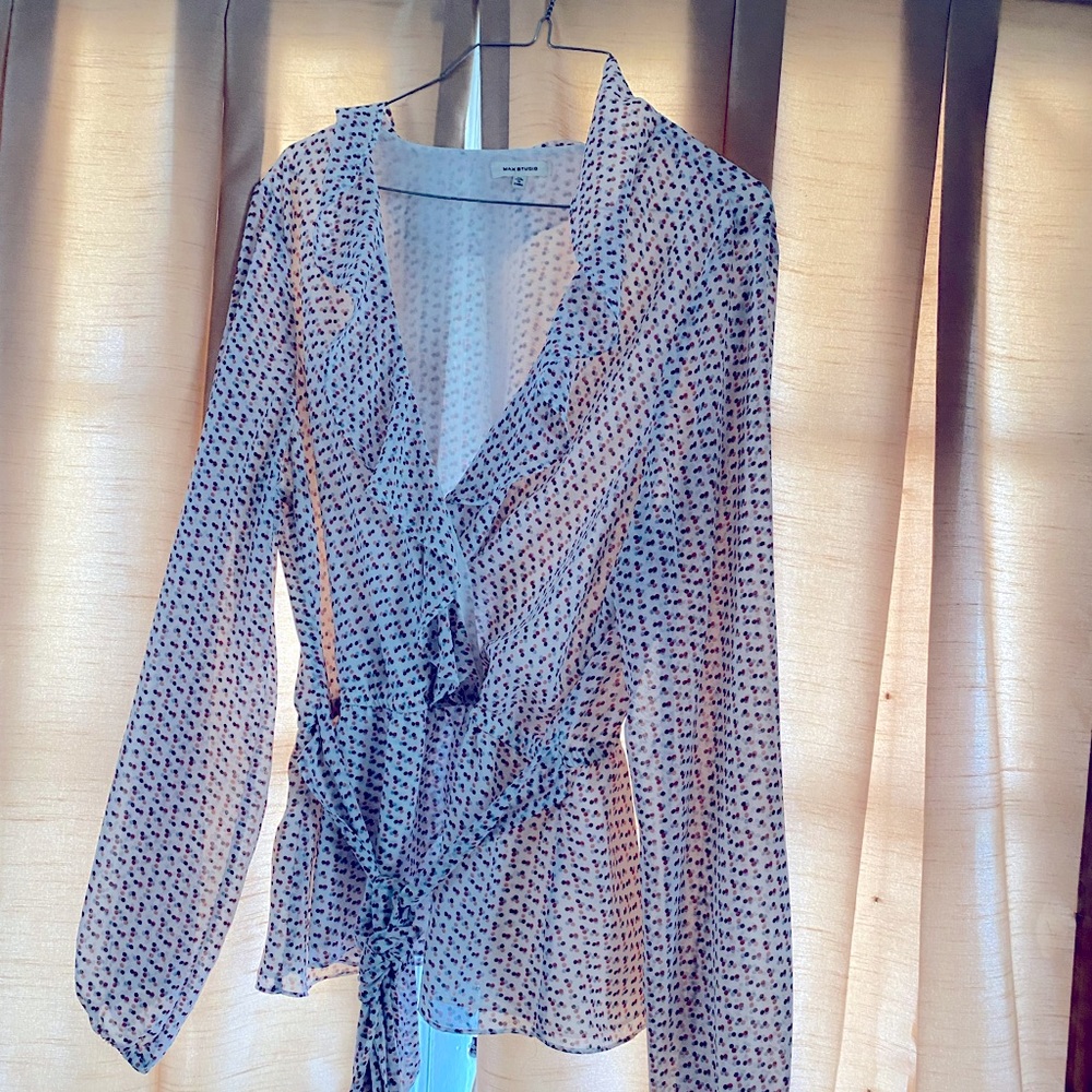 Polka dot cropped blouse.